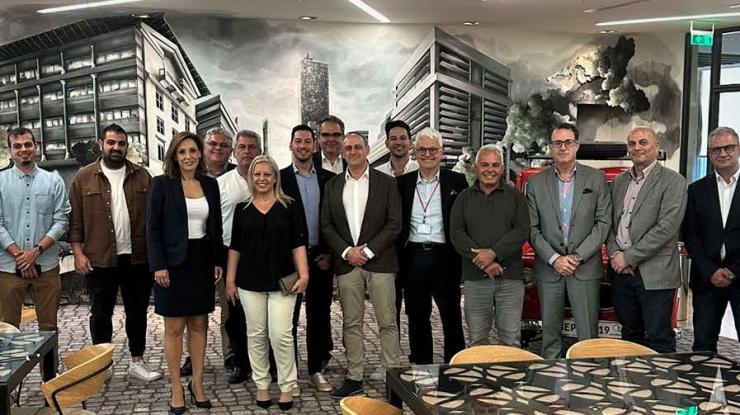 Φωτογραφία με συναδέλφους σε εταιρικό ταξίδι