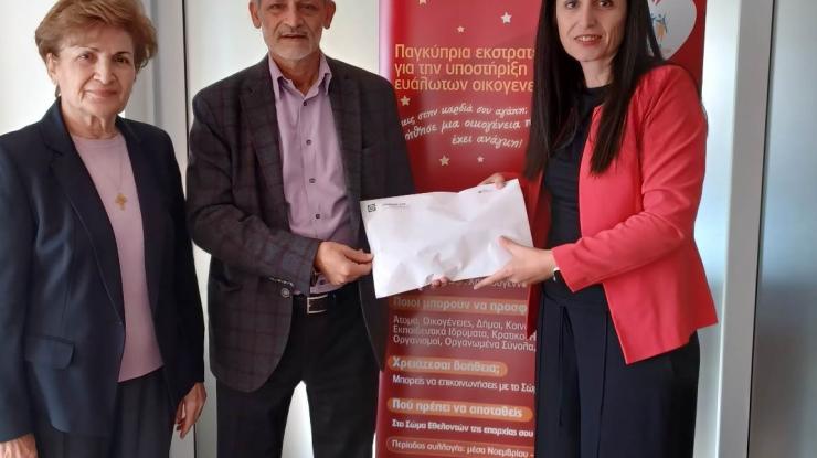 Στέλεχος εταιρεία παραδίδει χορηγία