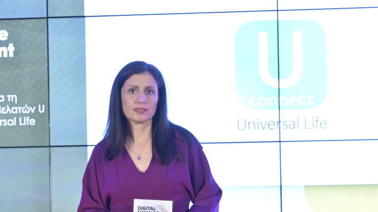 Ατομο που κρατά ένα βραβείο