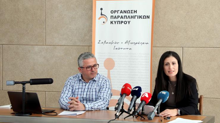 Φωτογραφία με 2 άτομα που μιλούν σε διάσκεψη τύπου