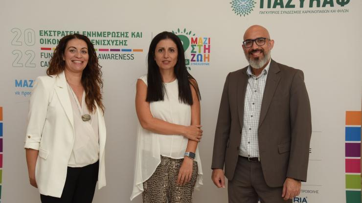 Φωτογραφία με 3 άτομα σε διάσκεψη τύπου