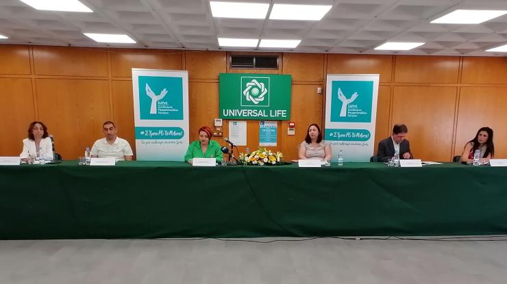 Φωτογραφία με άτομα να μιλούν σε δημοσιογραφική διάσκεψη