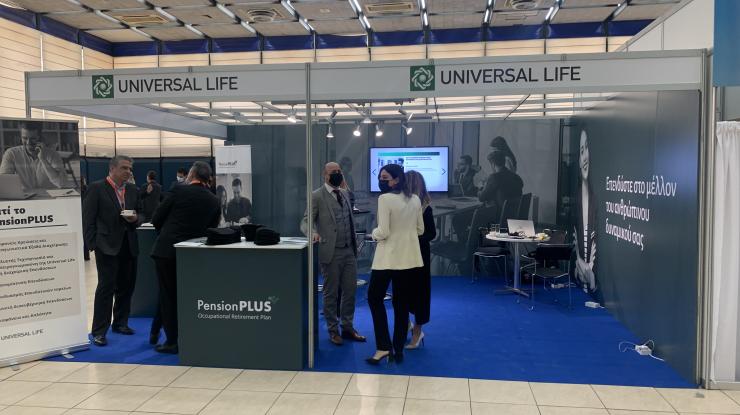 Φωτογραφία από κόσμο να επισκέπτεται περίπτερο έκθεσης