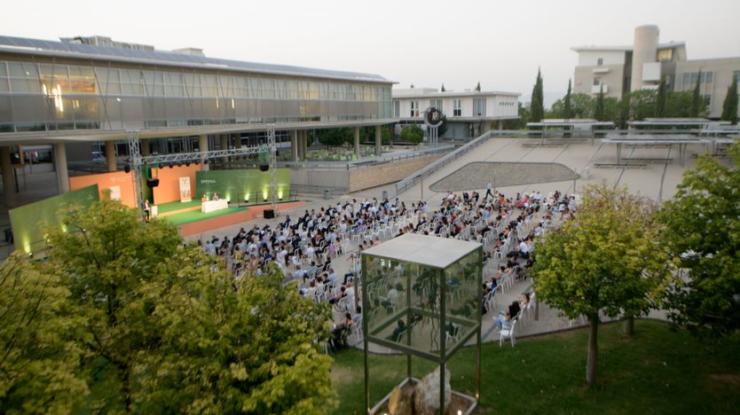 Φωτογραφία από ψηλά σε τελετή αποφοίτησης