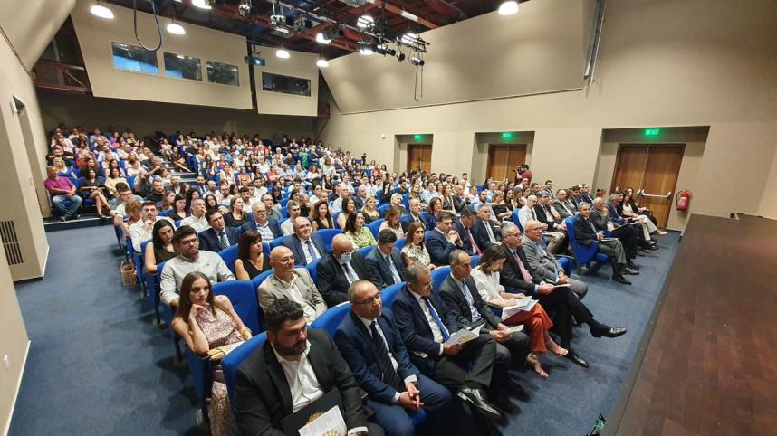 Αίθουσα διασκέψεων με πολύ κόσμο