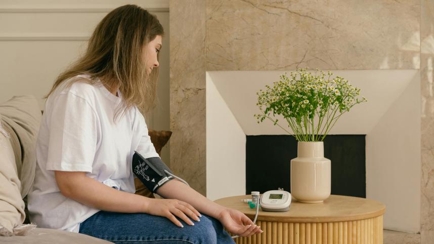 pexels-mikhail-nilov-8670194