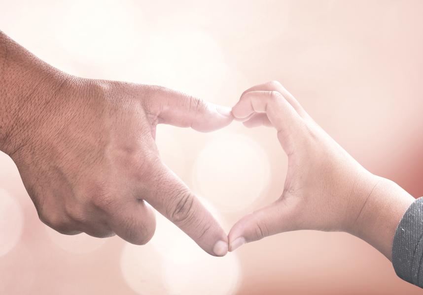 Χέρι ενηλίκων και ένα παιδικό χέρι που κάνουν μια καρδιά
