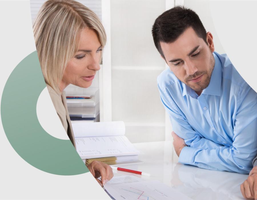 Ένας άντρας και μια γυναίκα κοιτάζουν χαρτιά